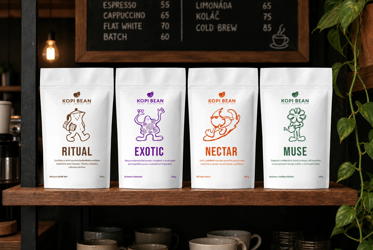 Balení kávy Kopi Bean 200 g na regálu v kavárně