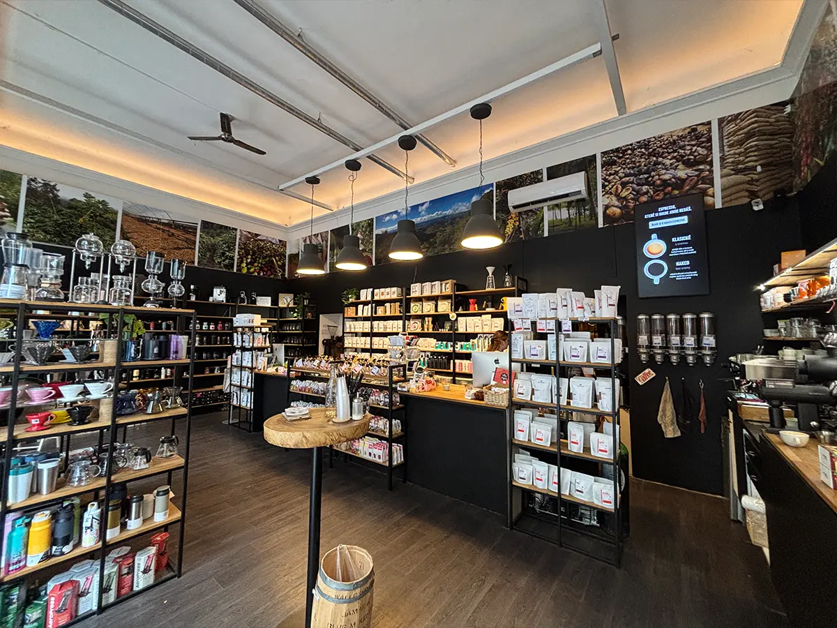 Barista připravuje kávu na provozovně Kopi Bean